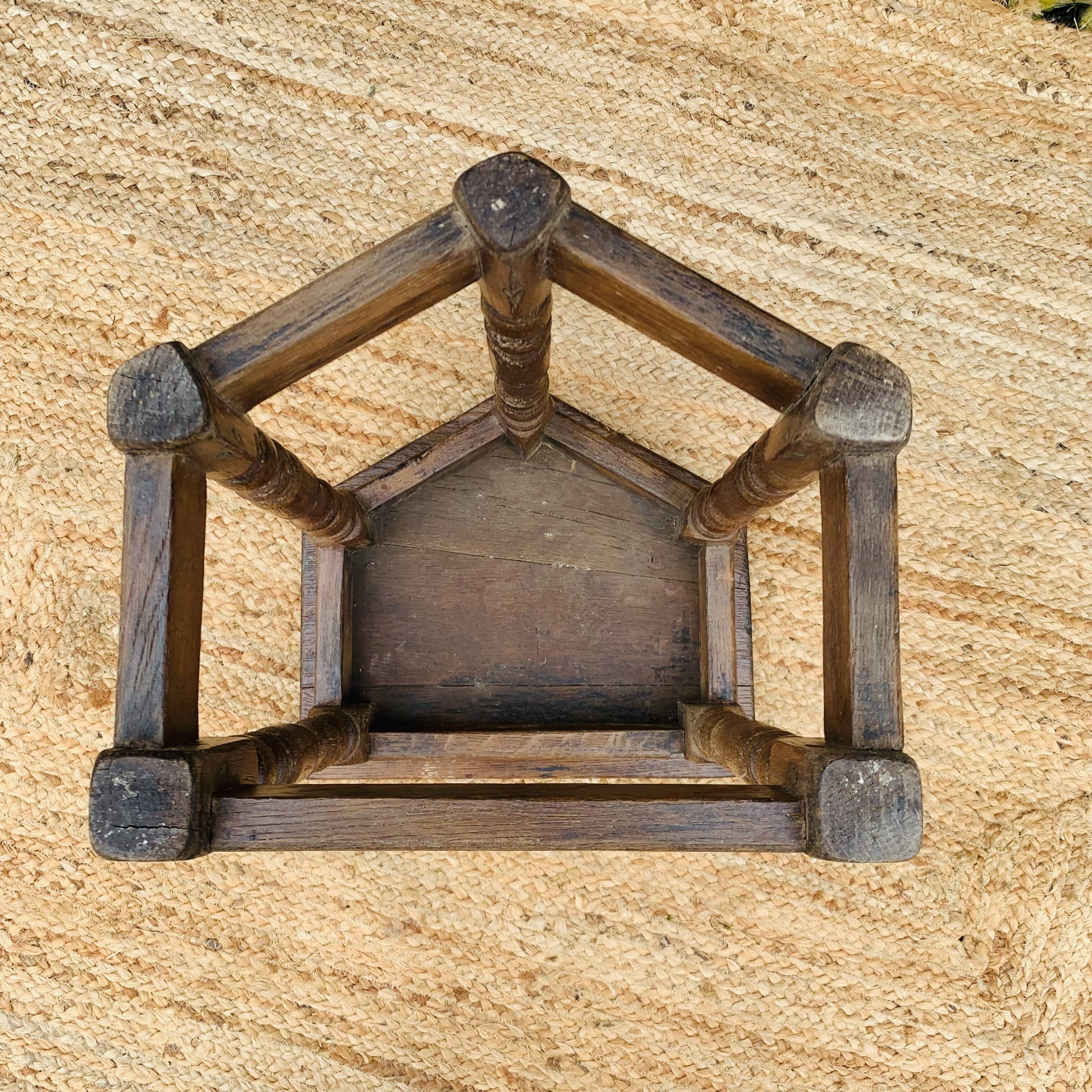 Sellette pentagonal en chêne