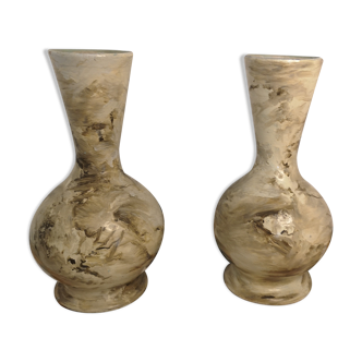 Paire de vases en terre cuite peint à la main