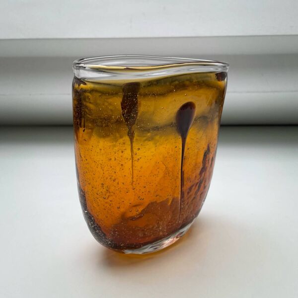 Vase en verre soufflé ambré