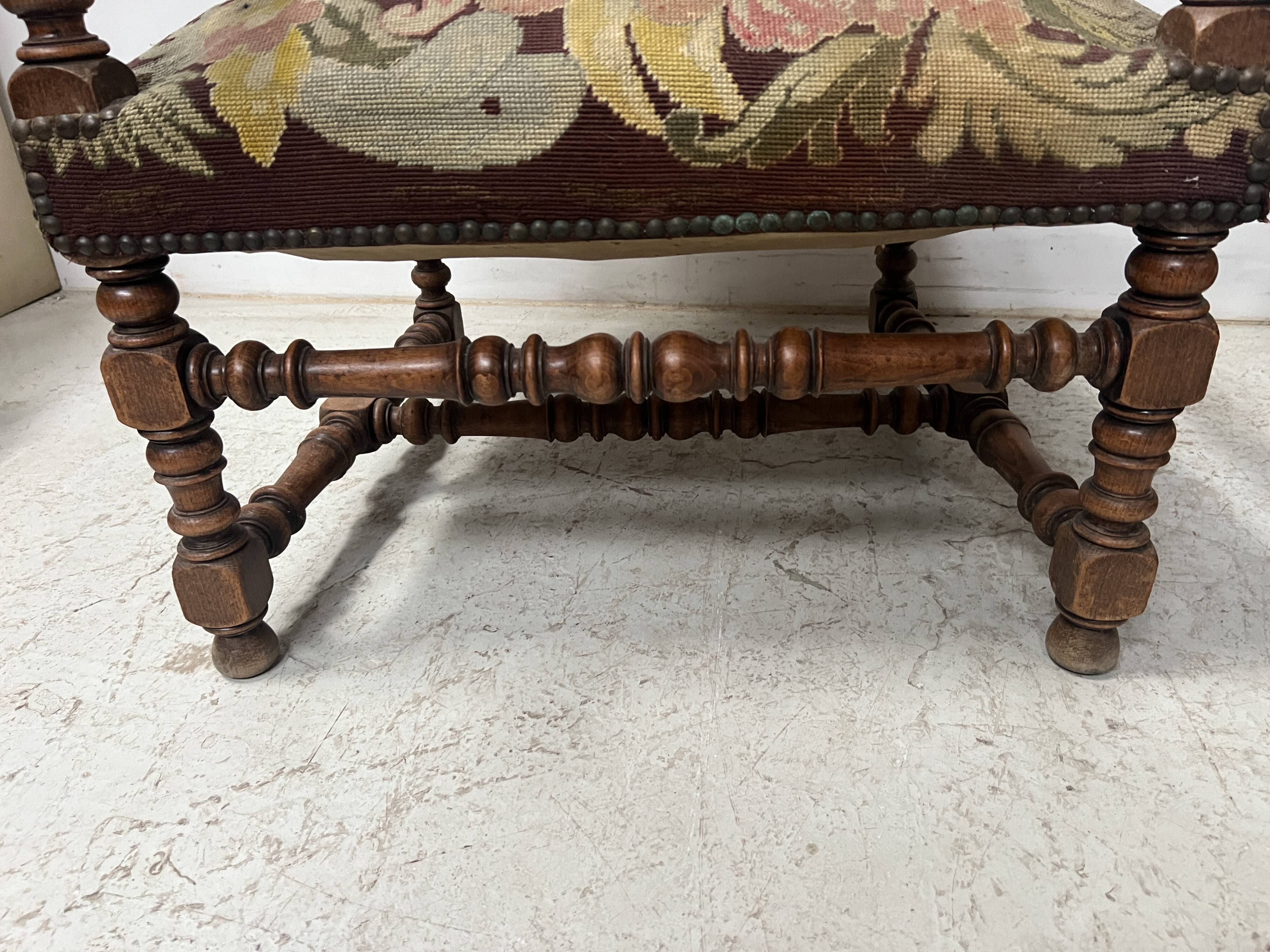 Paire de fauteuils de style Louis XIII a haut dossiers plats XX siècle