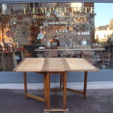 Folding table