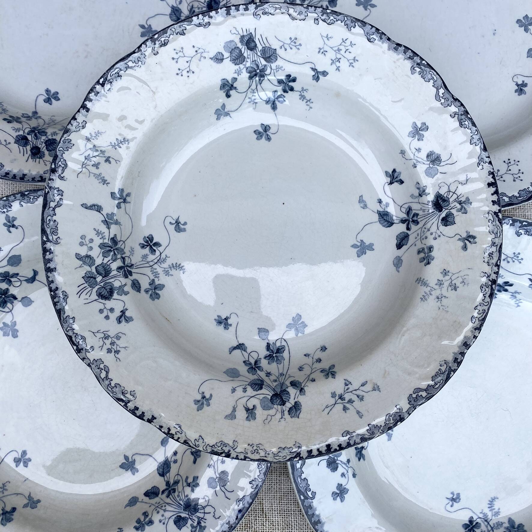 Assiettes creuses en terre de fer Emile Bourgeois Paris