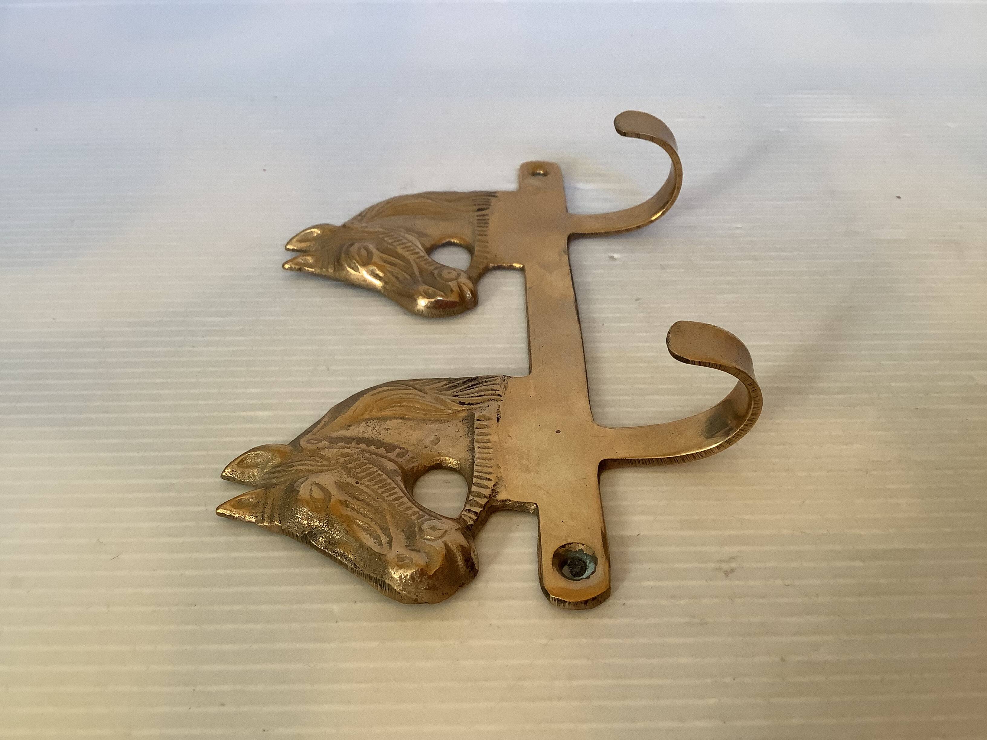 Wall-mounted coat rack with horses in brass
