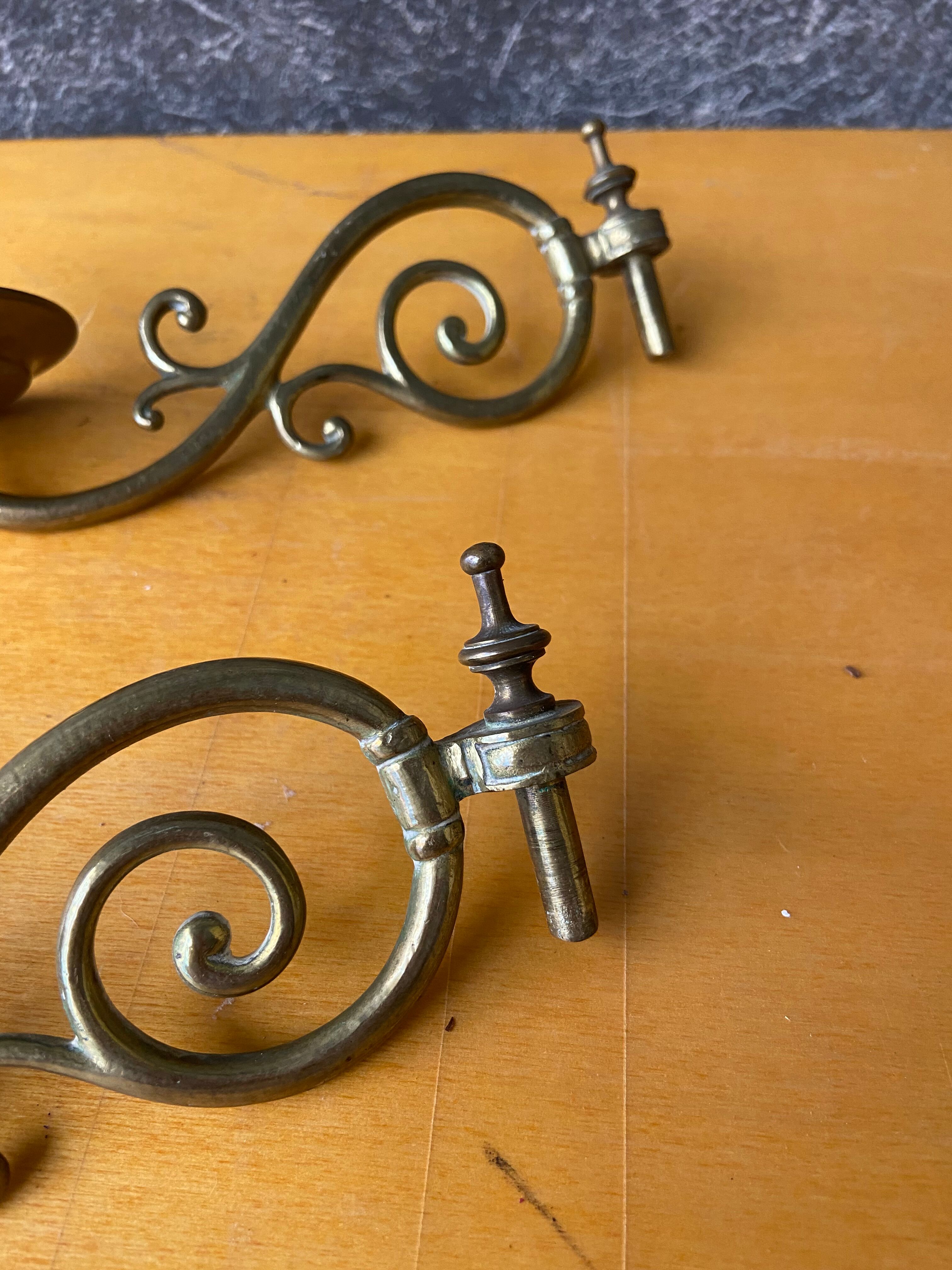 Paire de bougeoirs de piano en bronze et laiton