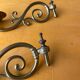 Paire de bougeoirs de piano en bronze et laiton