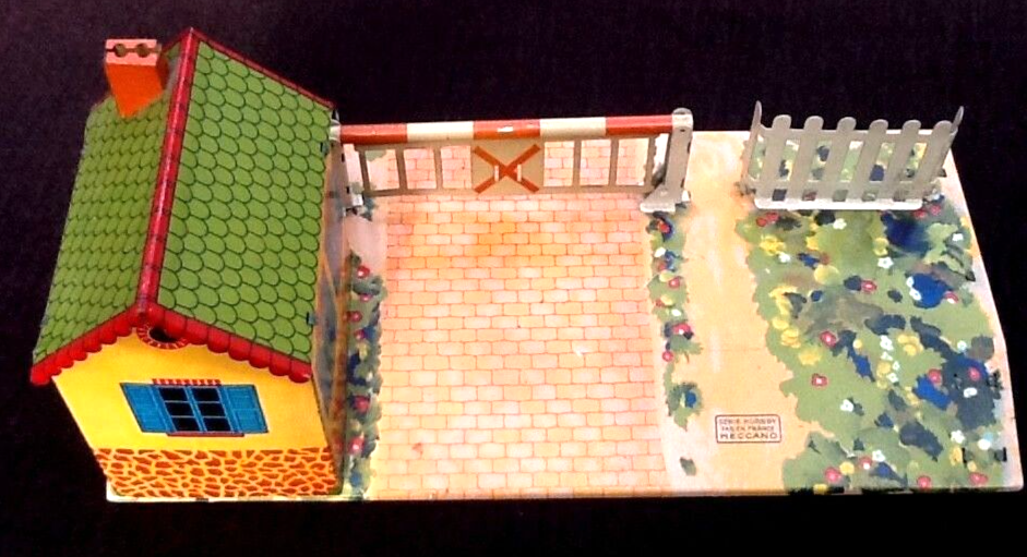Level crossing with barrier guard house Made in France Meccano