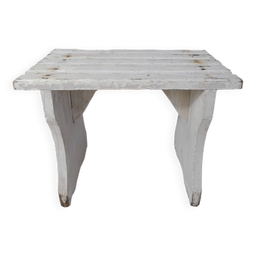 Old small white bench vintage step