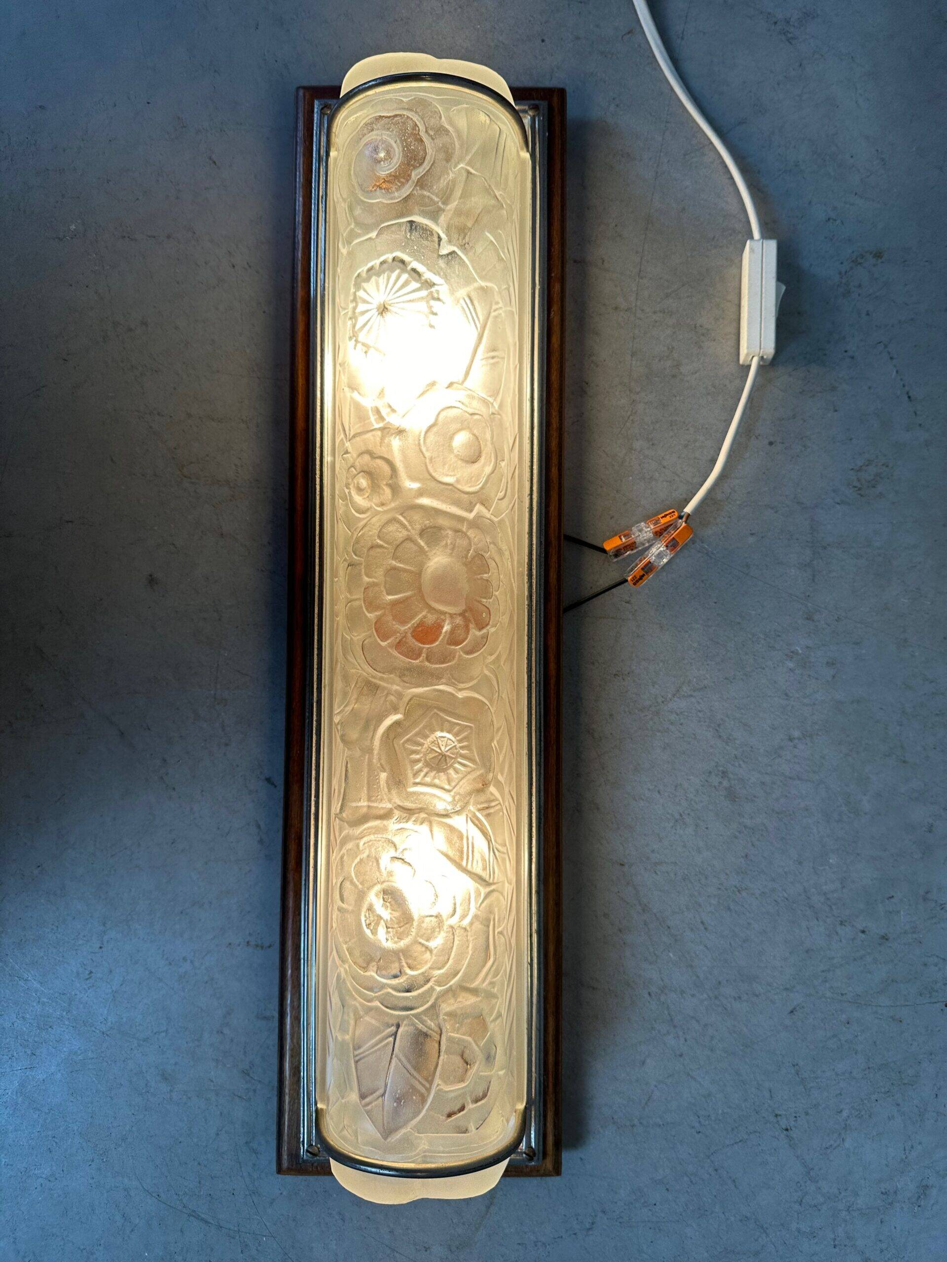Art nouveau wall lamp