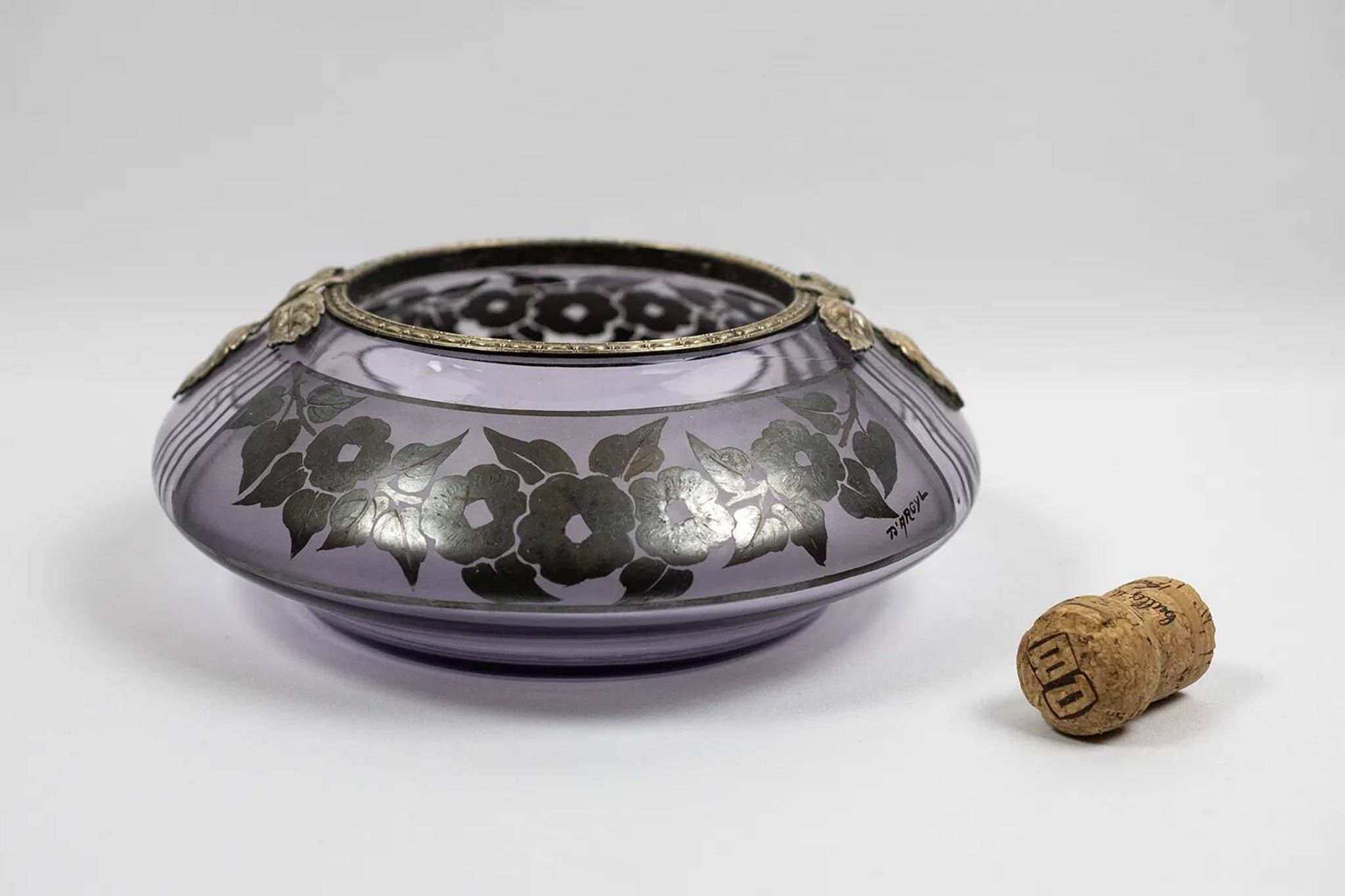 Art Deco vase in mauve glass D'Argyl with a pewter mount.
