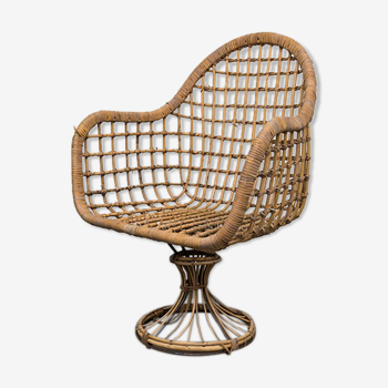 Rattan chair with swivel base