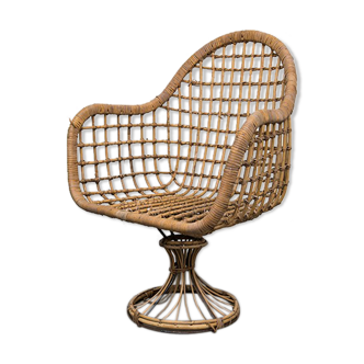 Rattan chair with swivel base