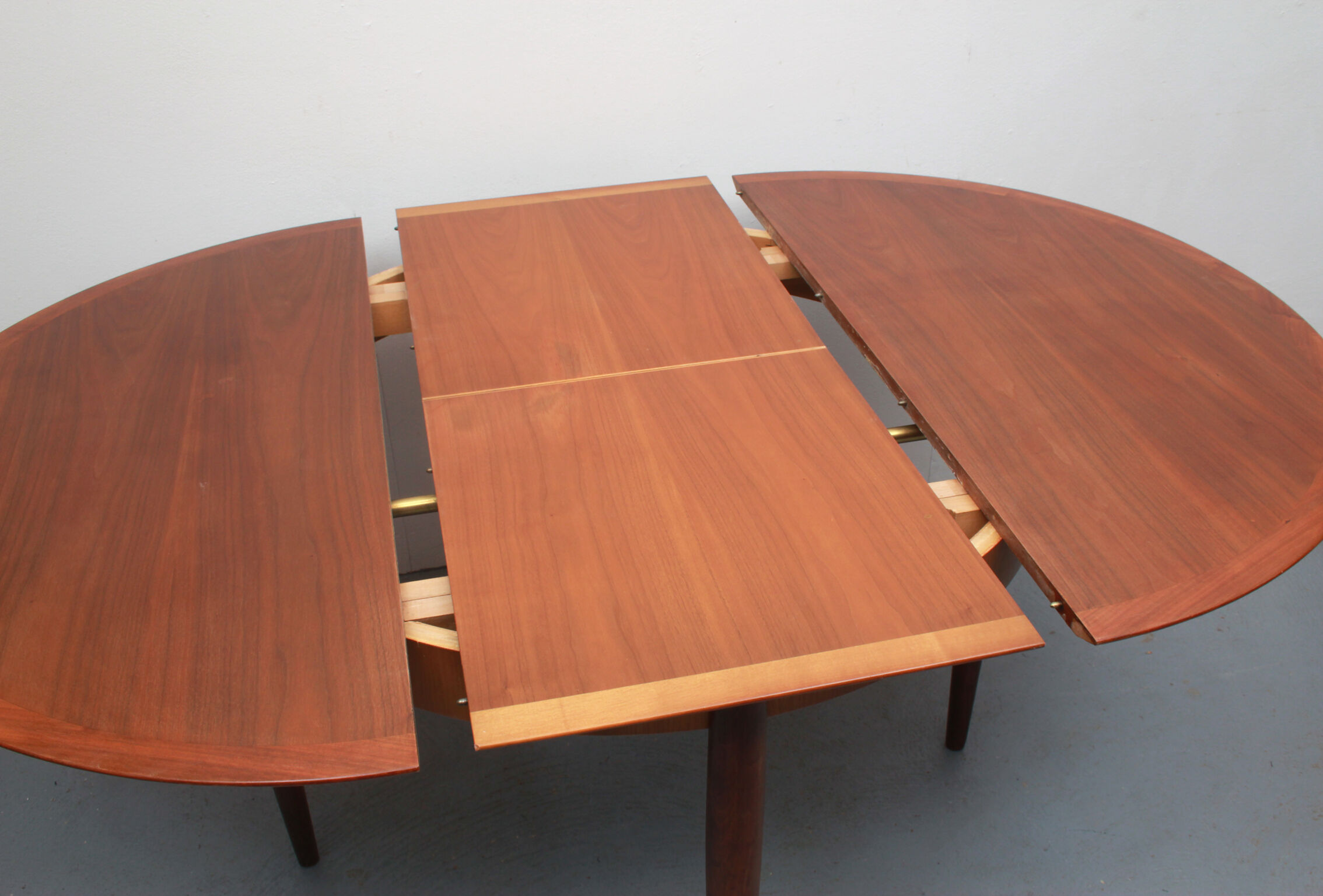 1960s extendible diningtable walnut by Lübke