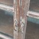 Armoire ancienne vitrée en bois avec fond métal
