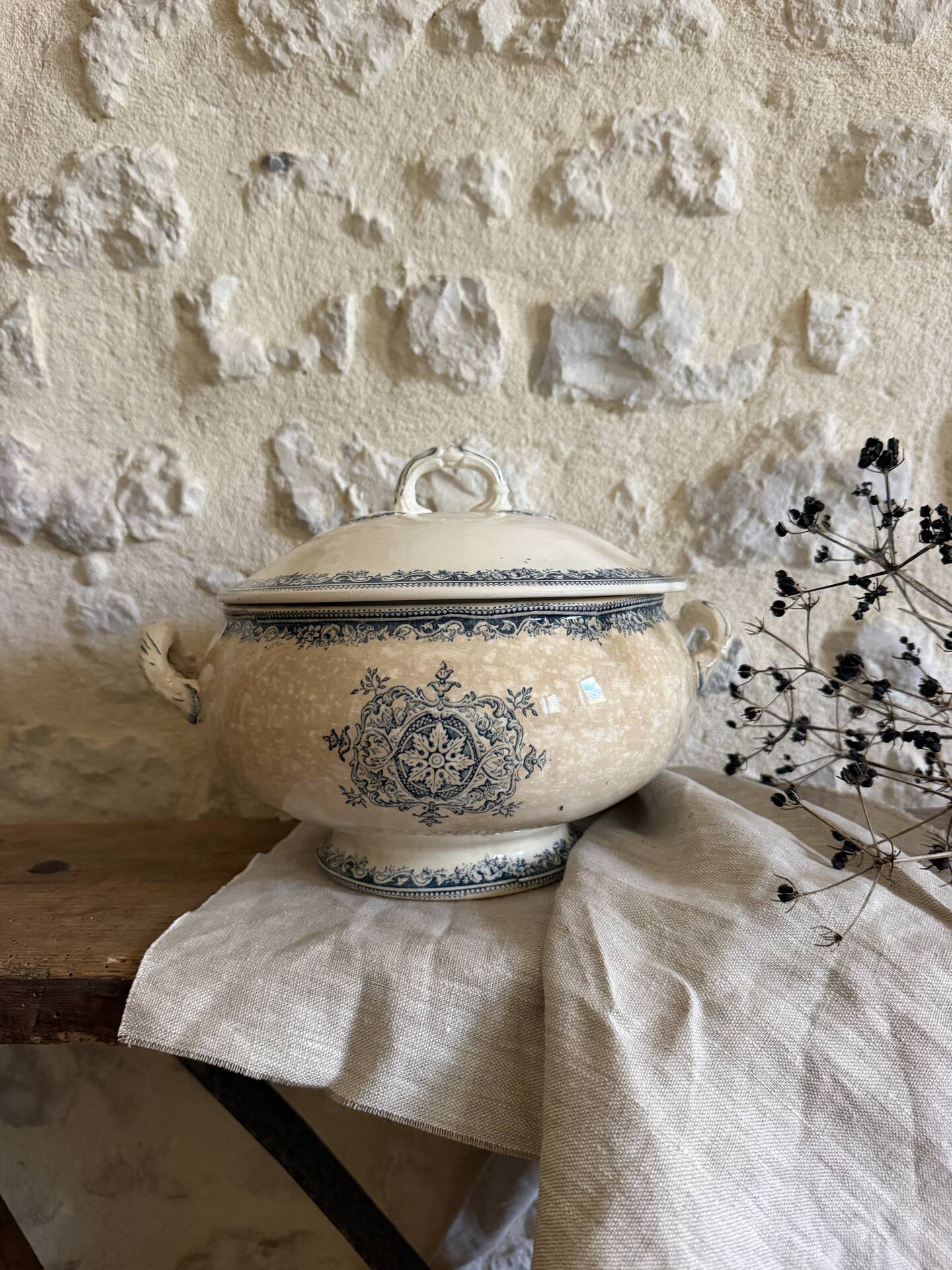 Fruit bowl in Creil and Montereau ironstone, Guirlande model.