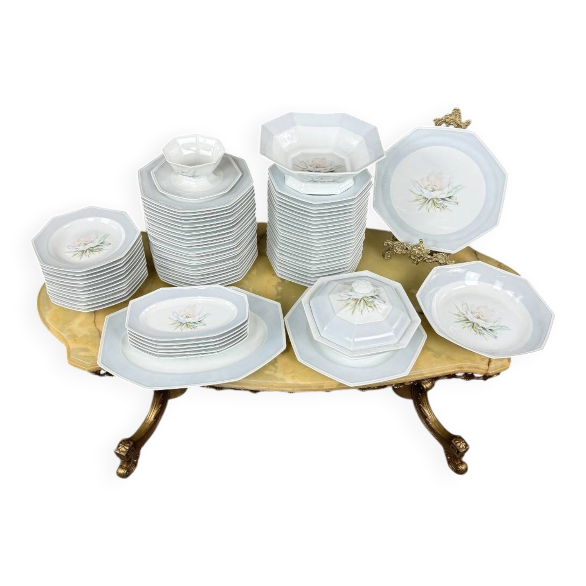 Important Limoges porcelain table service, 71 pieces, 20th century.