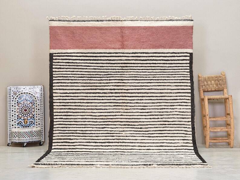 Off-white Moroccan rug with geometric patterns, 250cm x 300cm