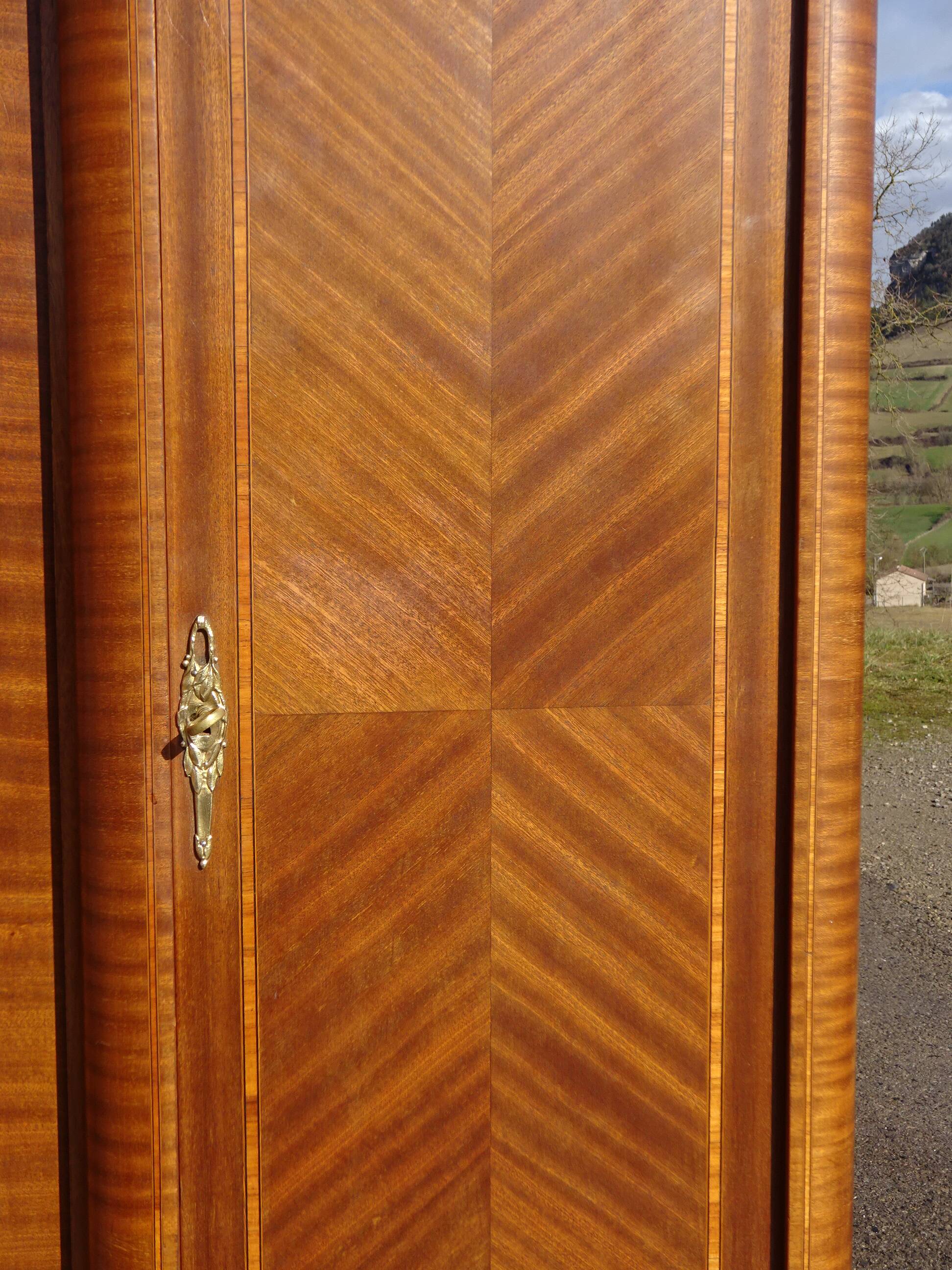 Ancienne armoire Louis XVI avec bronze et marqueterie