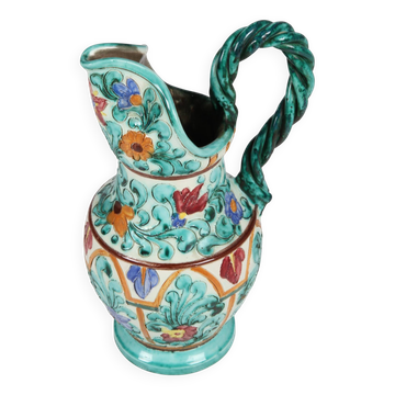 Pichet en faïence polychrome