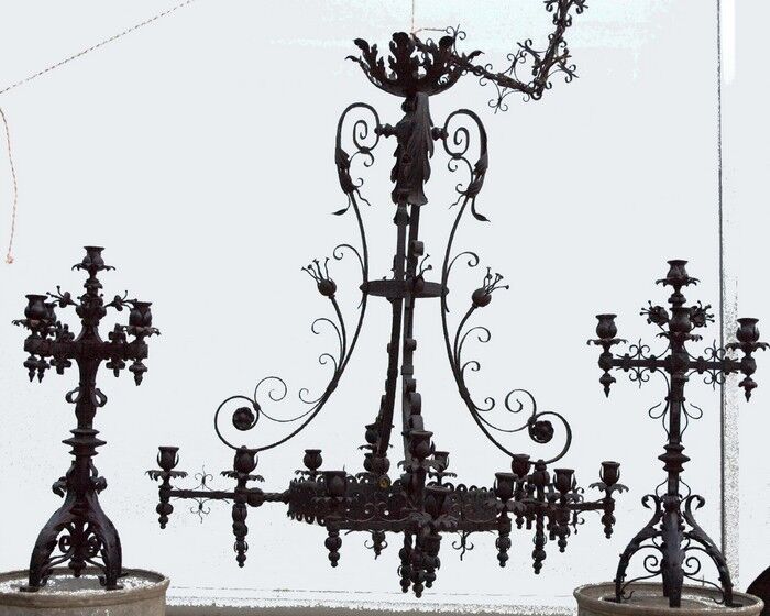 Imposing gothic lustre in wrought iron black laqué 185cm - 2 large candelabras