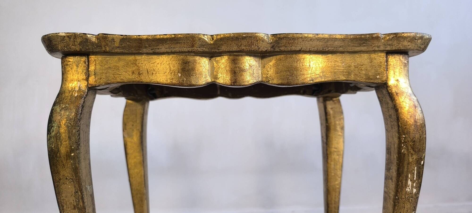 Elegant Florentine side table – Painted decor & superb antique patina