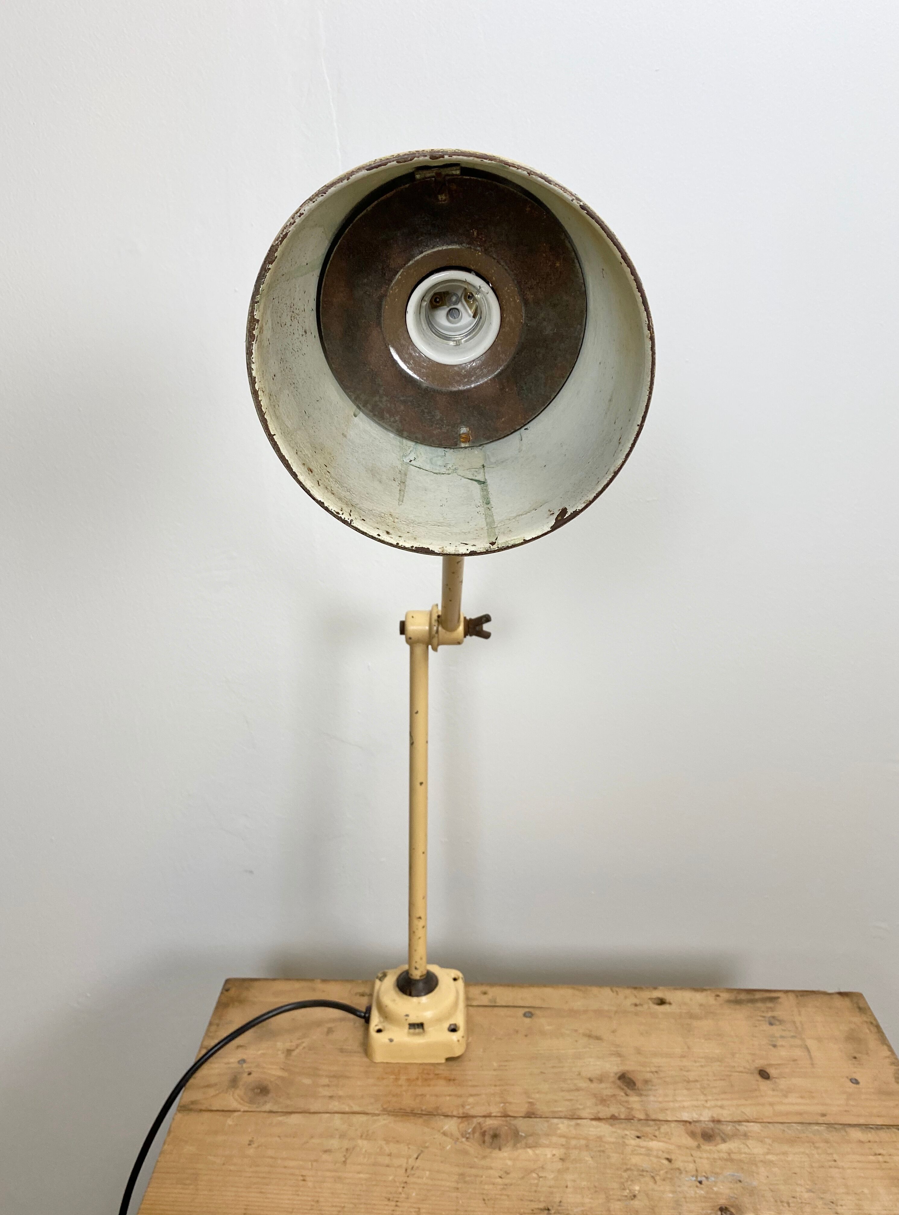 Lampe de table industrielle beige du milieu du siècle, années 1960