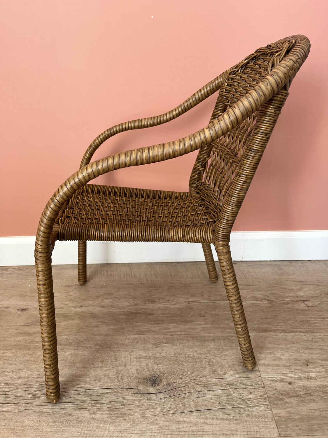 Small children's chair in beige scoubidou.