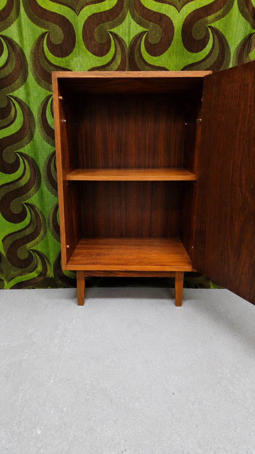Petit meuble vintage 1970 Med-Century