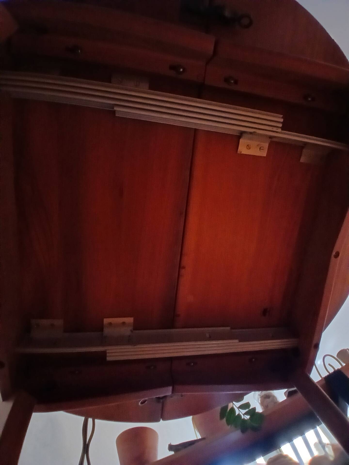 Maison Regain table ronde et chaises en orme massif