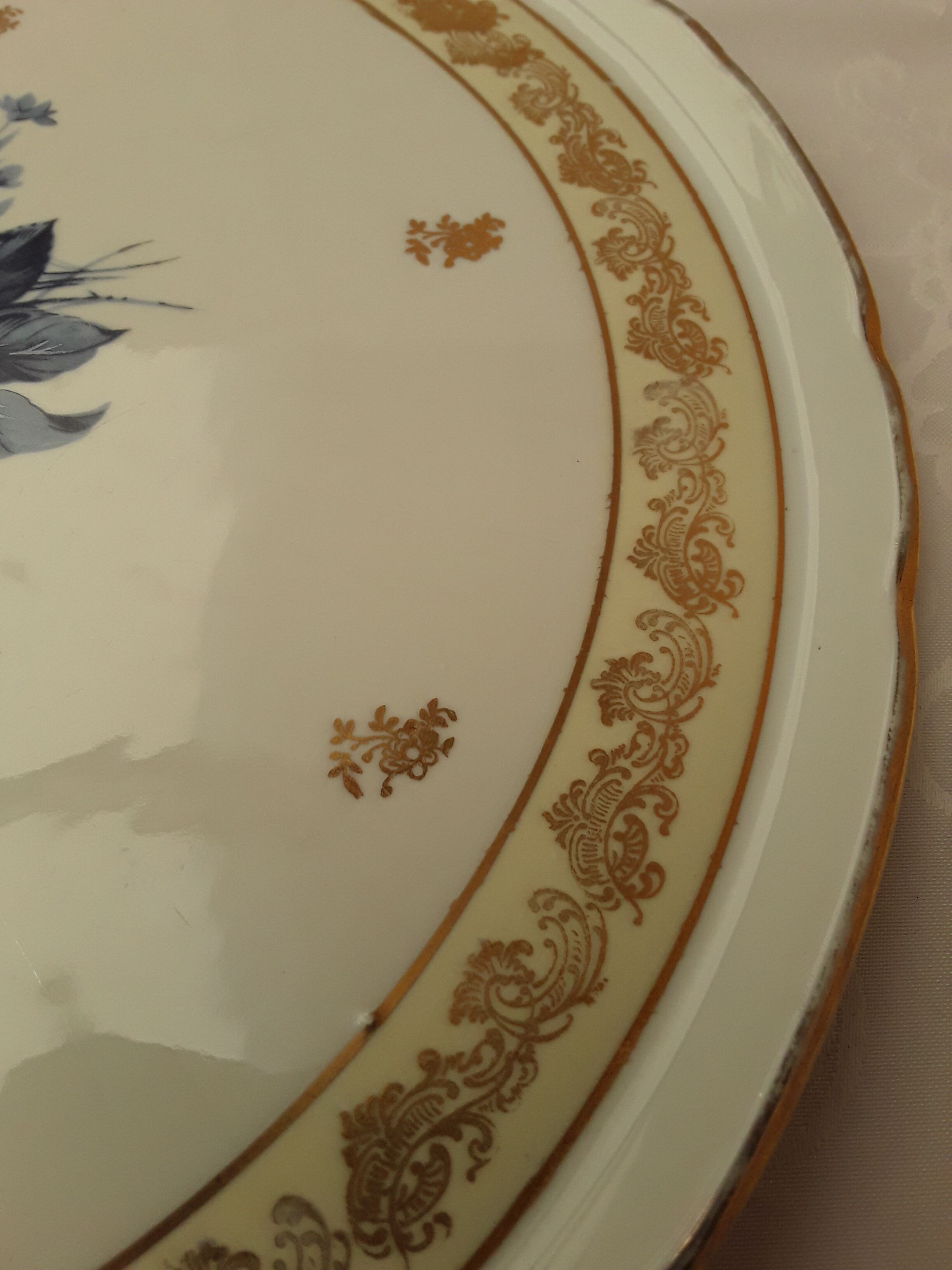 White porcelain pie dish blue and gold décor