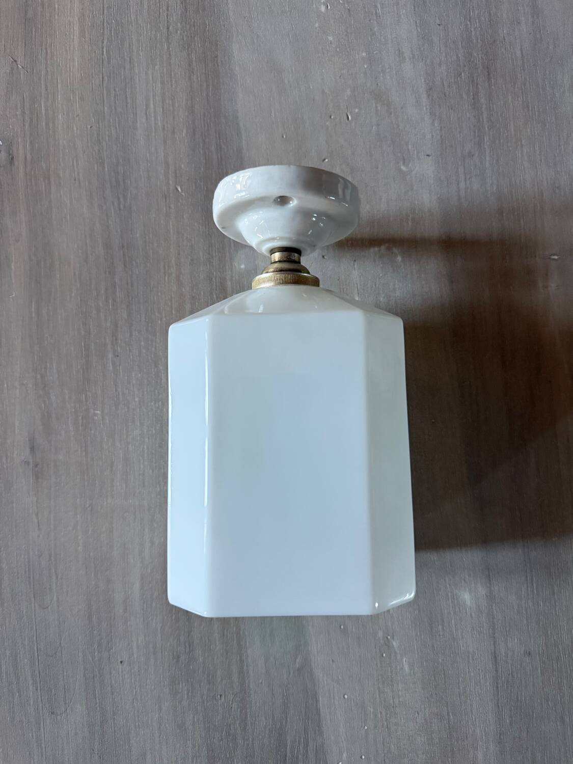 Opaline sur douille porcelaine en plafond