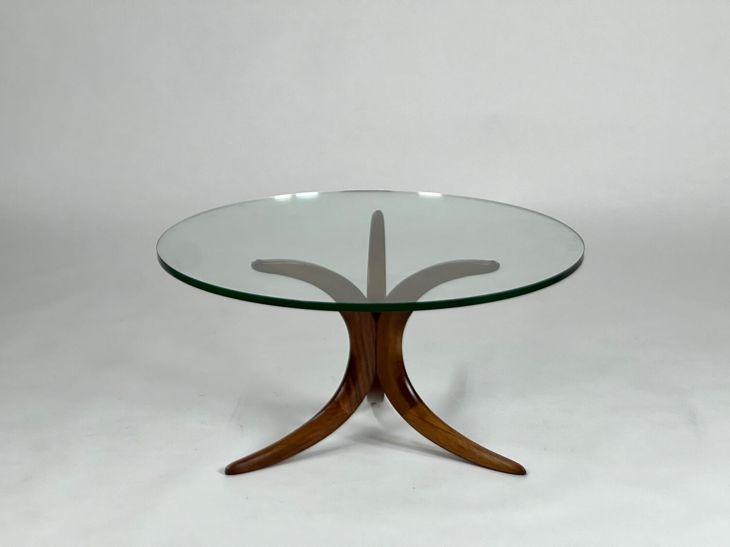 Table basse ronde en teck et verre, années 60