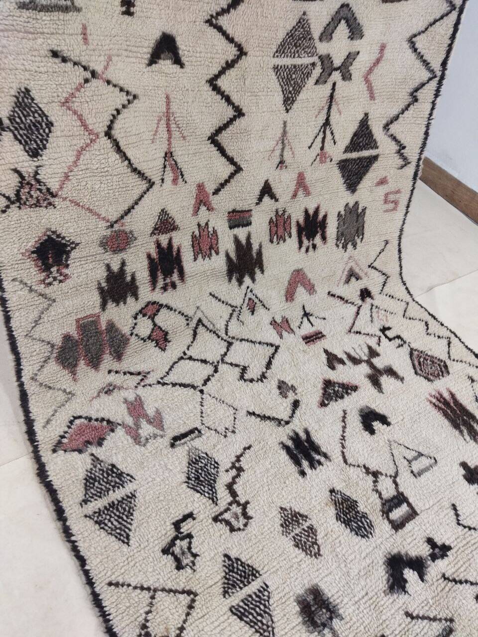 Vintage Berber rug 306 X 135 CM