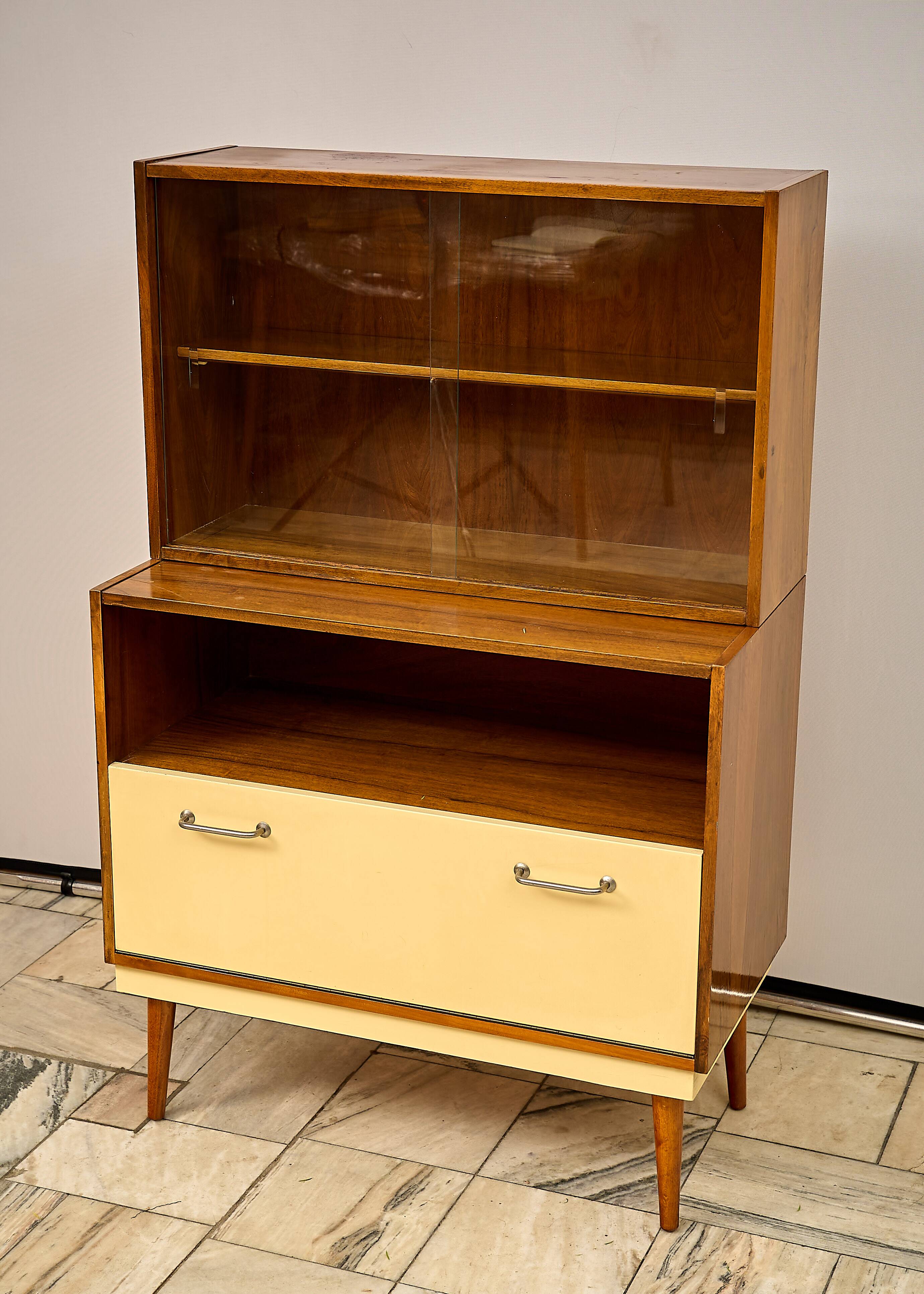 Vitrine du milieu du siècle des années 1960, Tchécoslovaquie