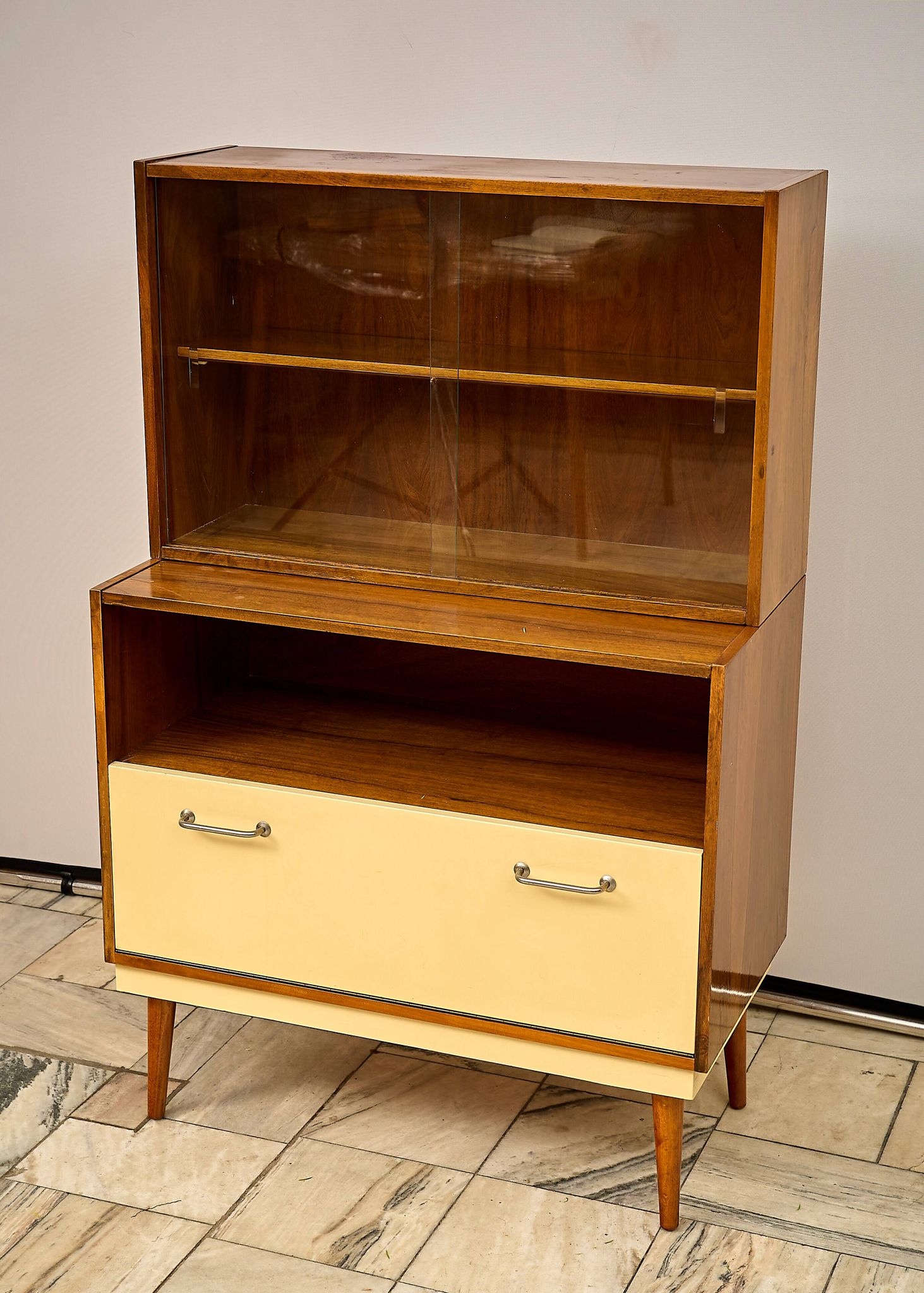 Vitrine du milieu du siècle des années 1960, Tchécoslovaquie