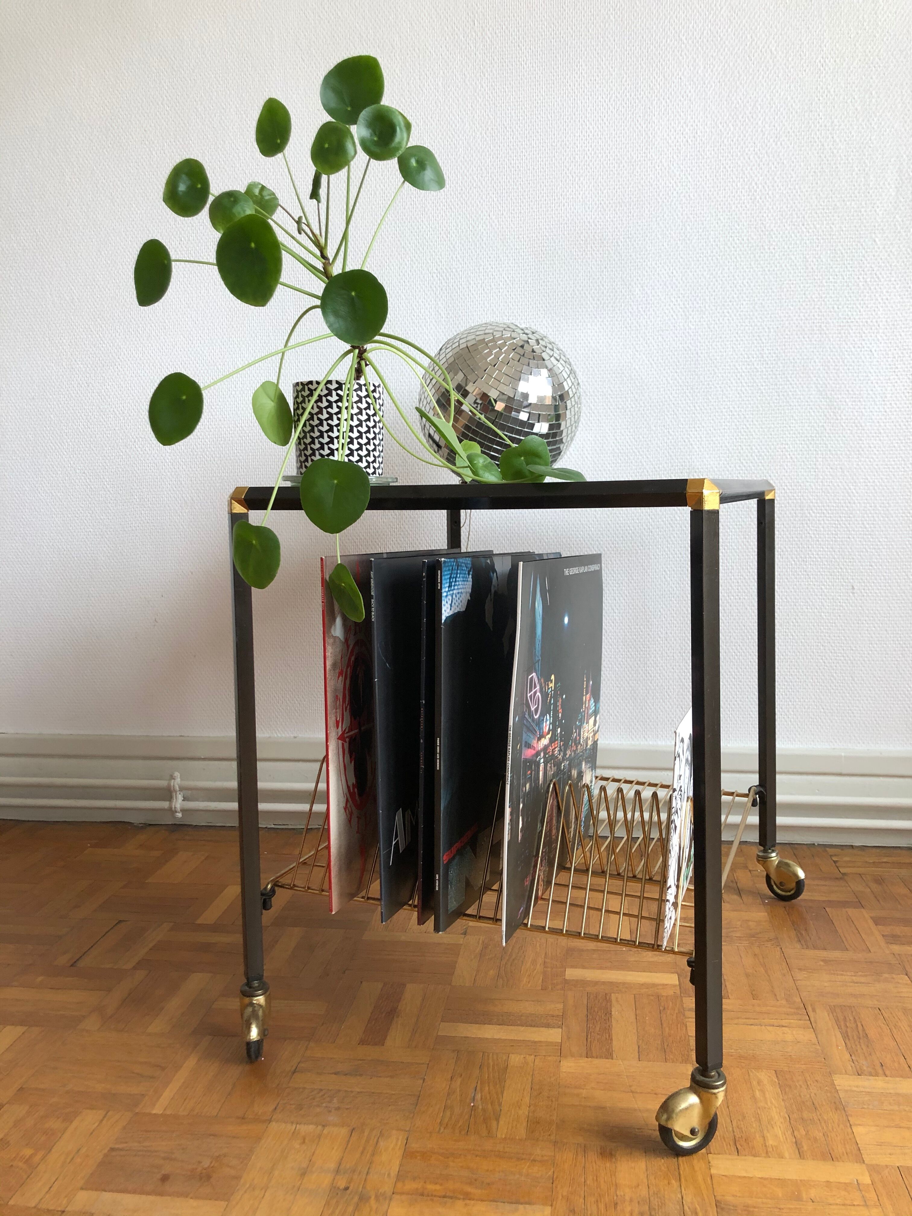 Desserte porte-vinyle noire et dorée à roulettes