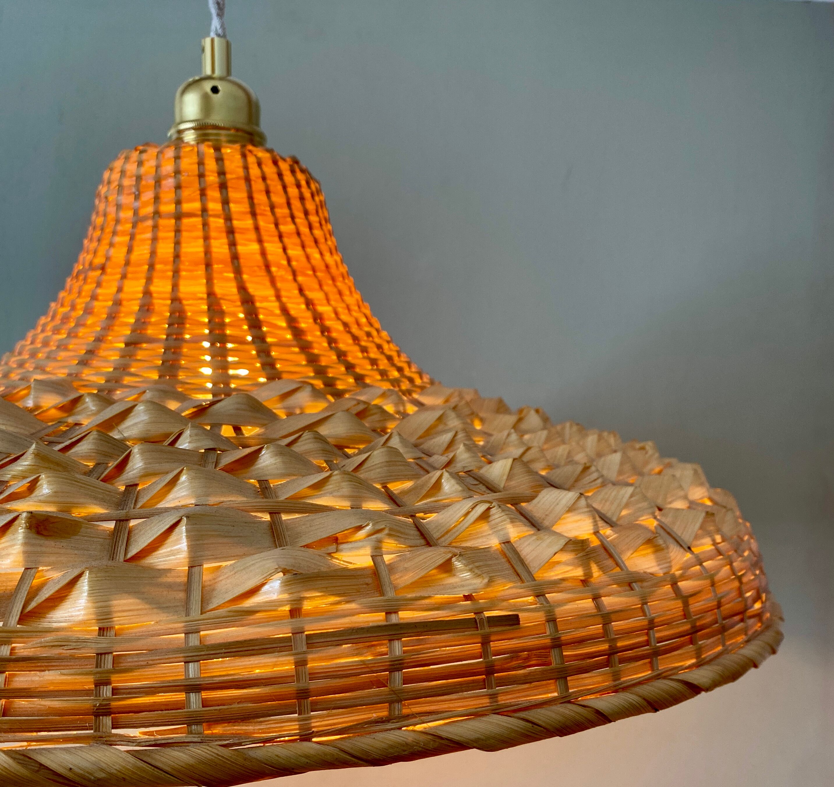 Vintag lampshade suspension in natural material