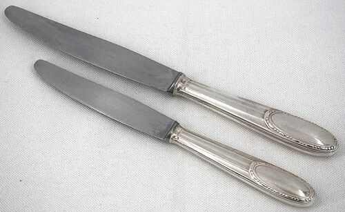 Ercuis Artois, 24 knives, 12 dinner + 12 dessert, cheese in silver-plated metal.