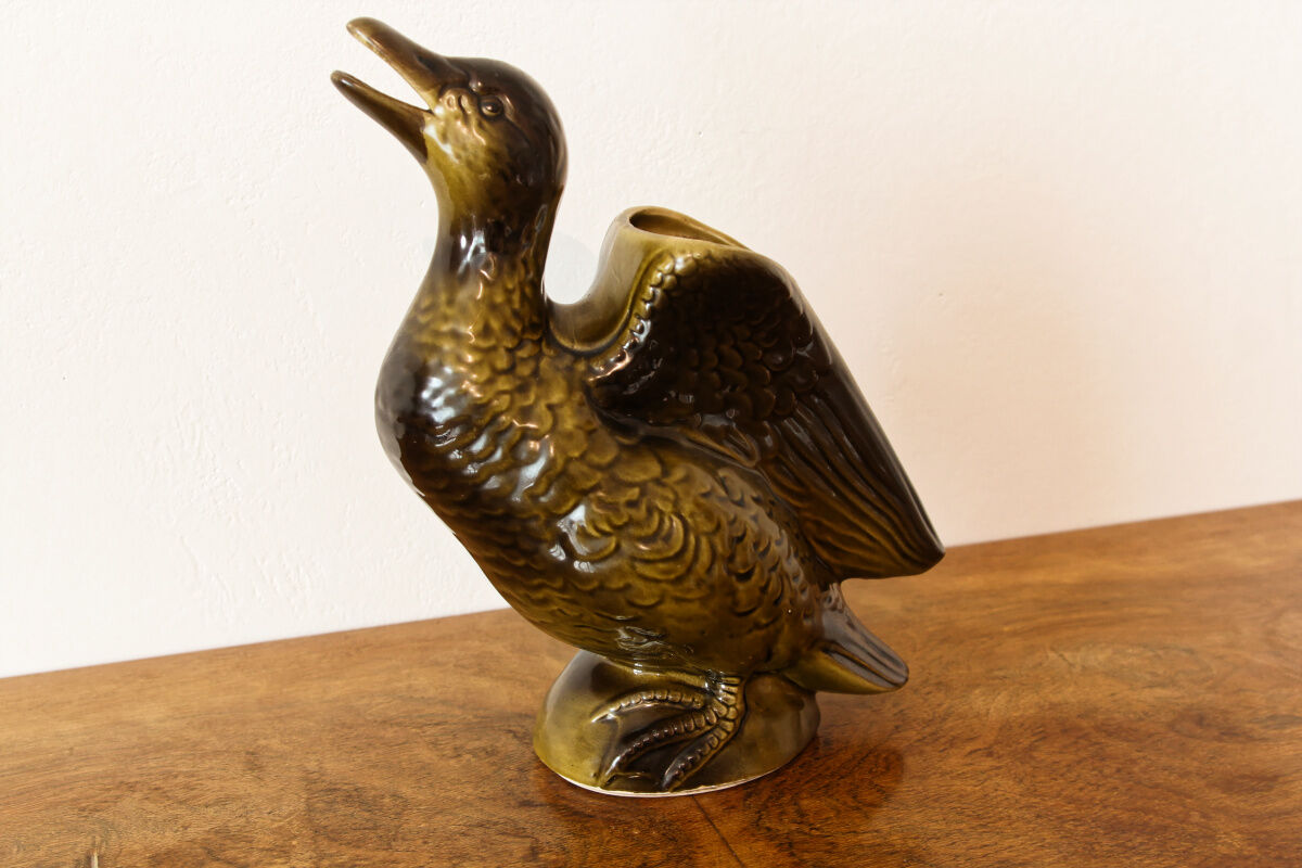 Duck pitcher in slip