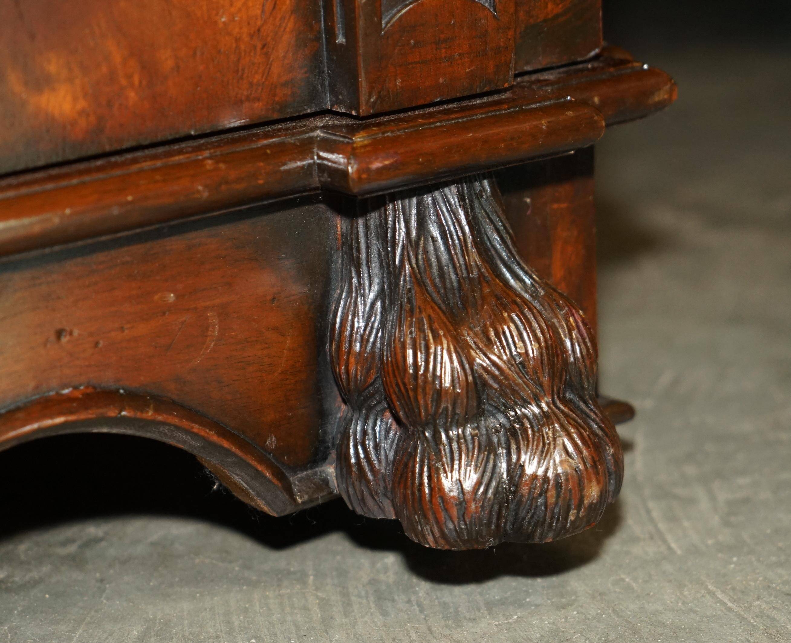 Partner desk with two carved columns featuring lion heads, according to Thomas Chippendale, restored.