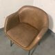 Fauteuil en skaï marron clair et coque blanche Strafor