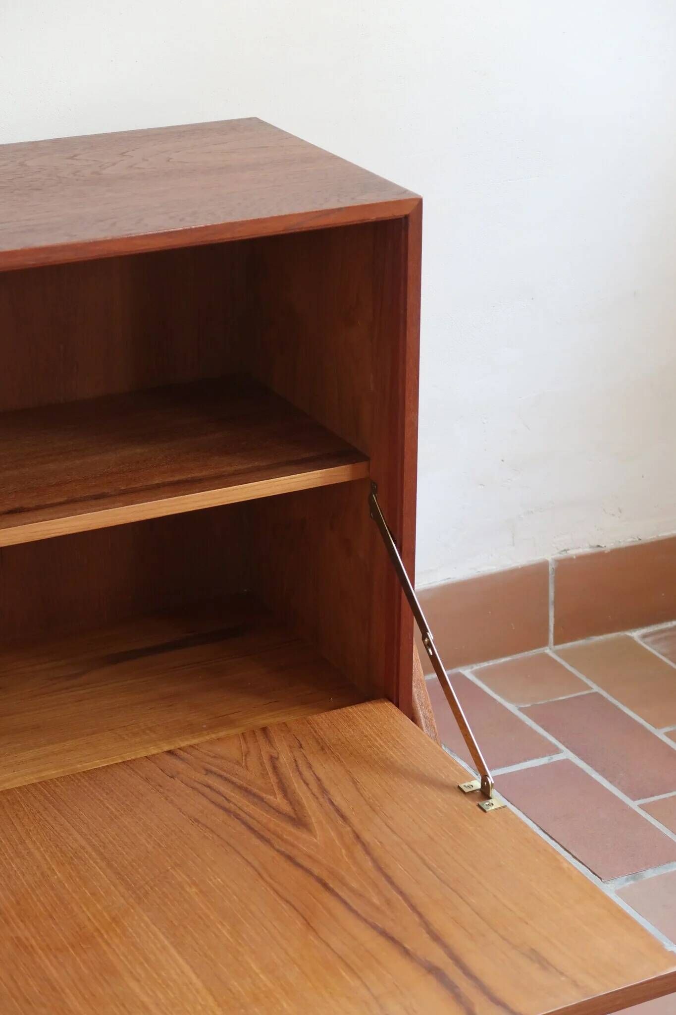 Vintage Scandinavian drop-leaf table in teak wood.