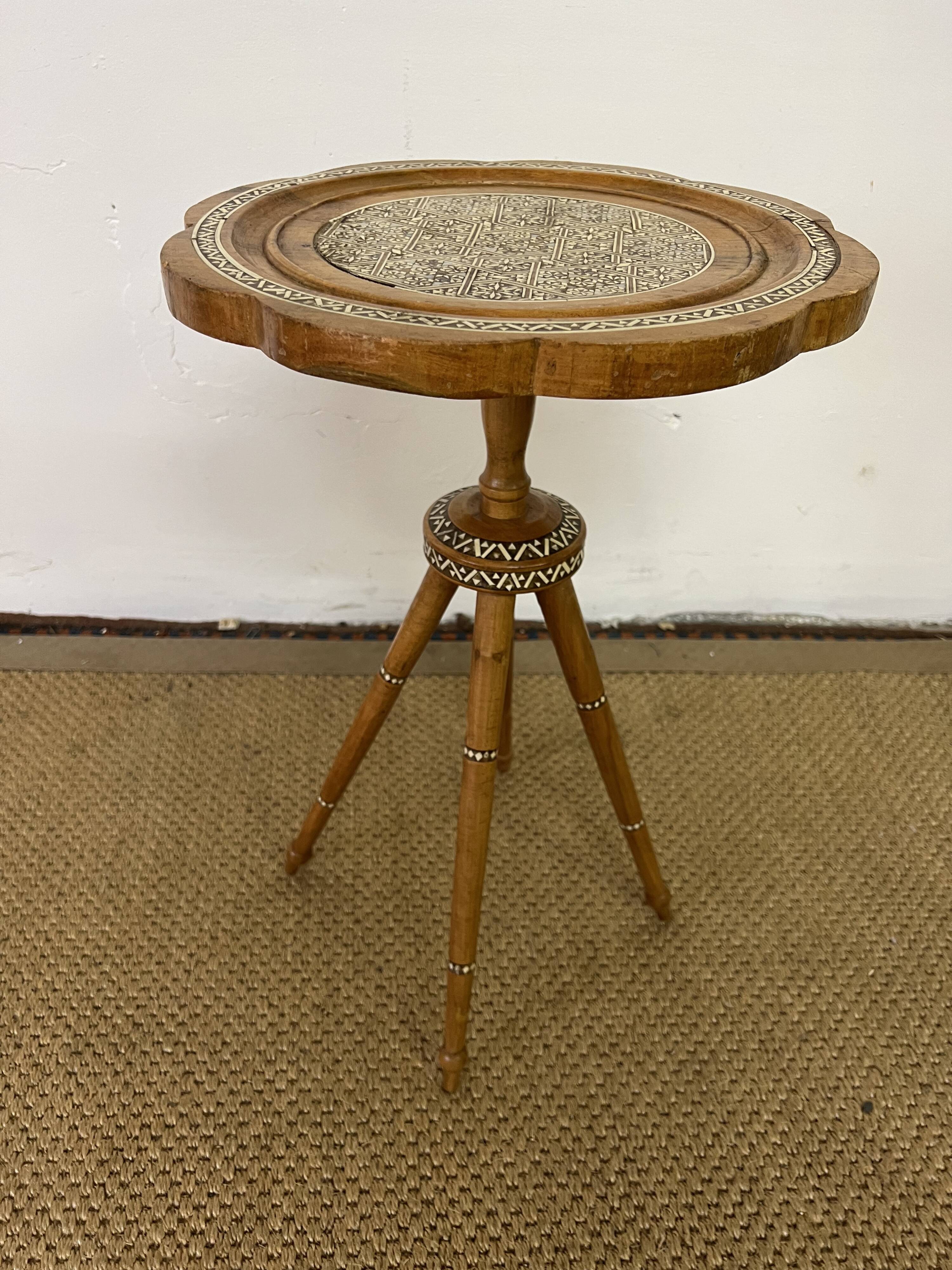 Wooden pedestal table / harness