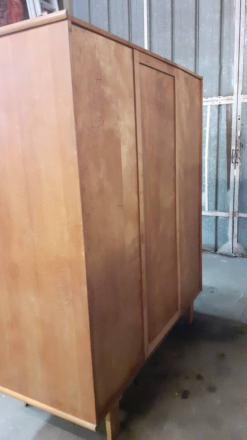 Compass feet cabinet