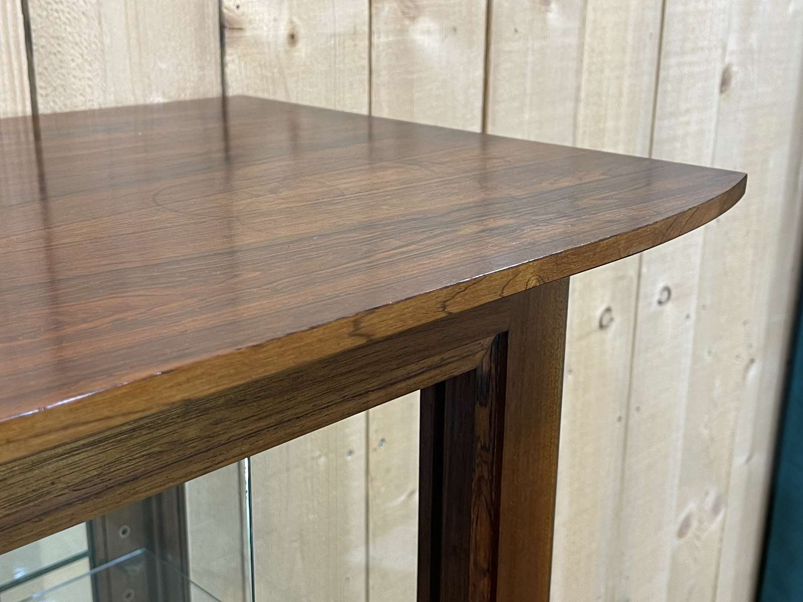 60s showcase in rosewood, mahogany and leather handles
