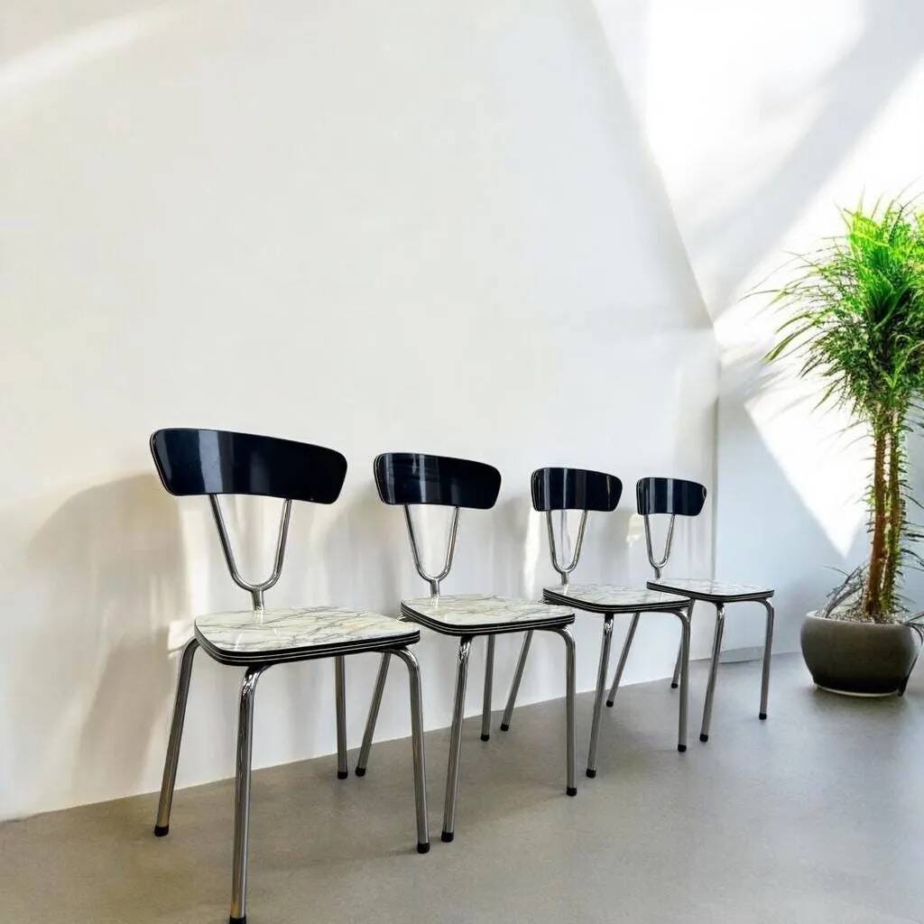 Suite de 4 chaises vintage en formica avec structure chromée