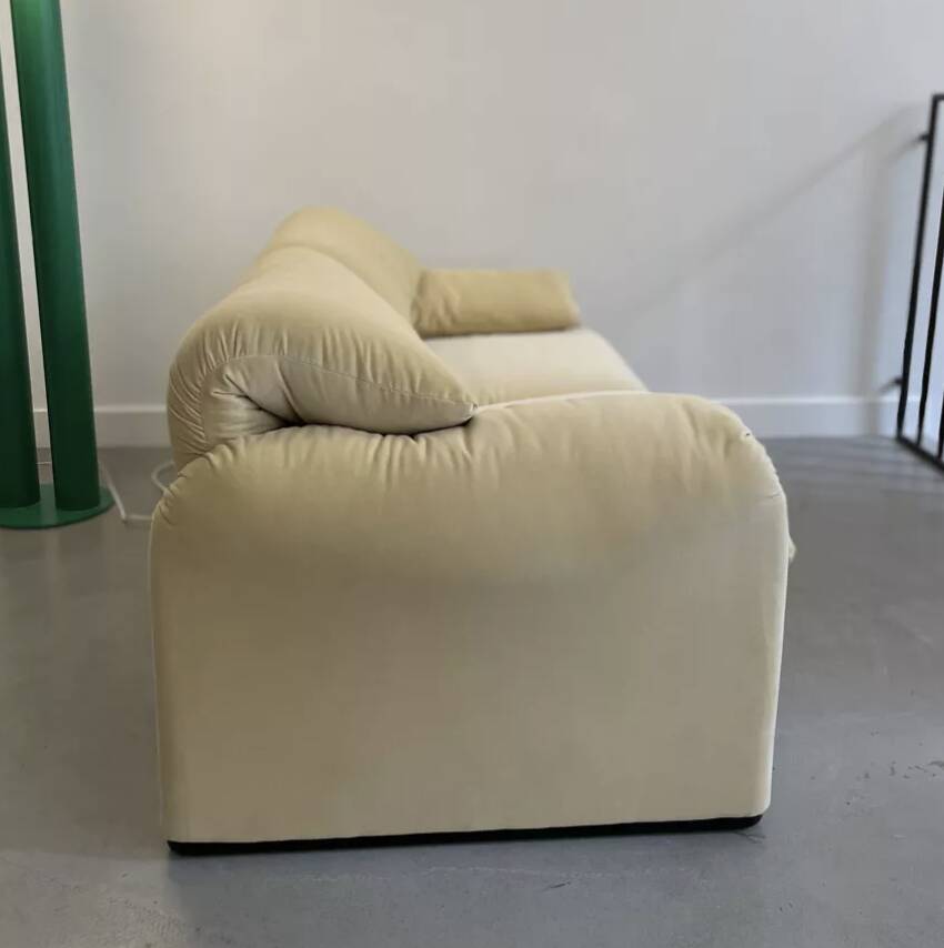 Maralunga 2-seater sofa by Vico Magistretti for Cassina
