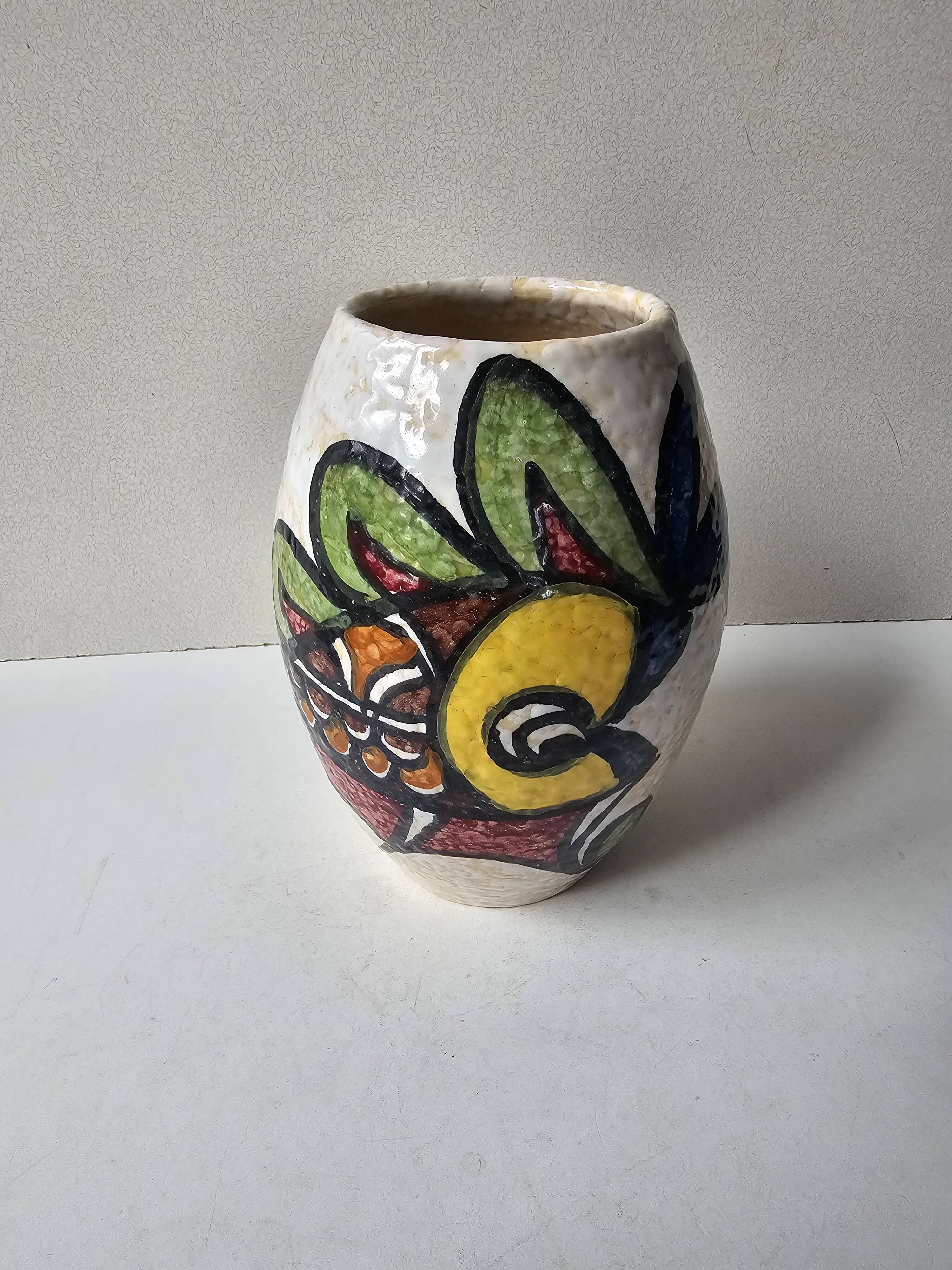 Ceramic vase with geometric pattern (Pablo Sanguino)
