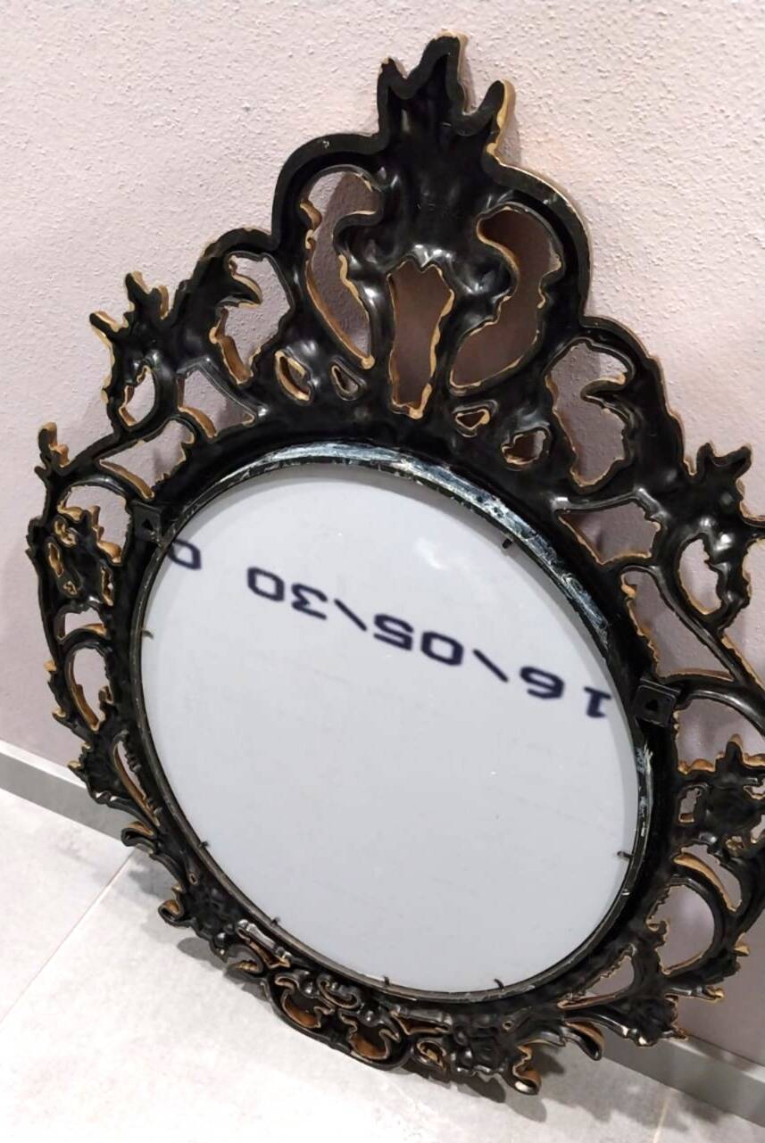Miroir ovale baroque antique en or 58x84 cm avec cadre orné