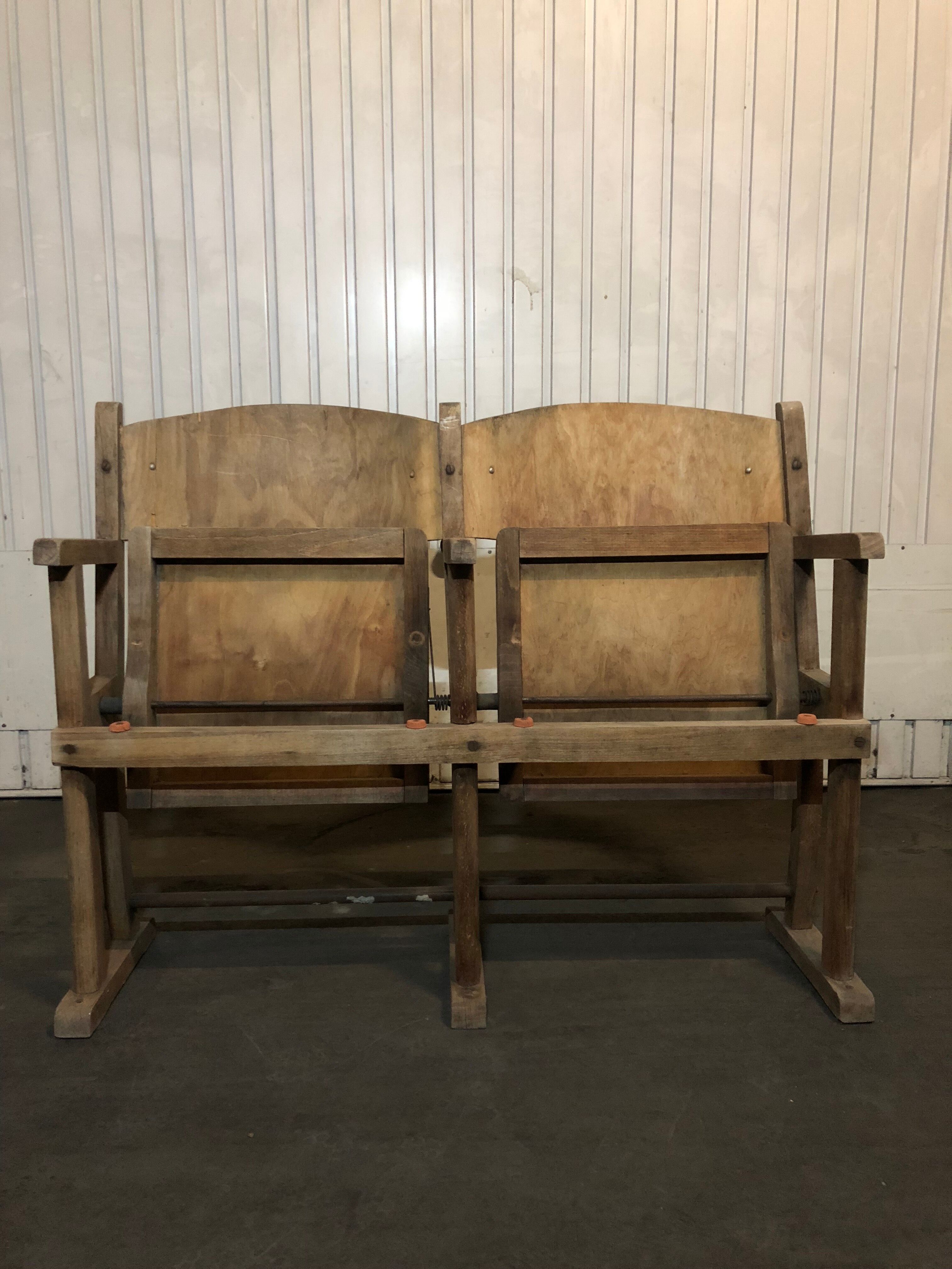 Paire de fauteuils de cinéma en bois