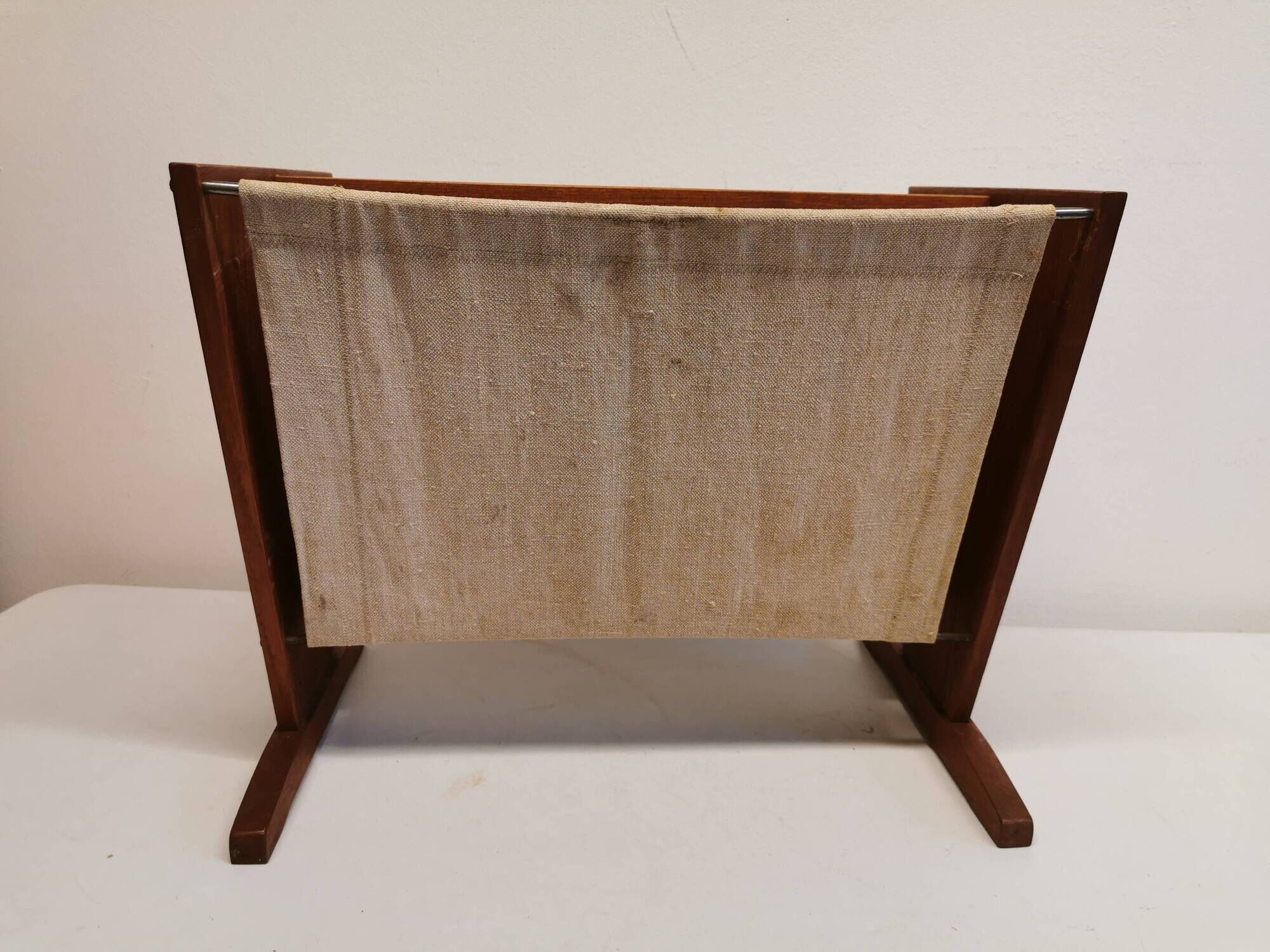 Magazine rack in teak wood with sand-coloured canvas, Danish and from the 1970s.